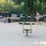 Сухе дерево впало на дитячий візок у дворі на проспекті Слобожанському в Дніпрі